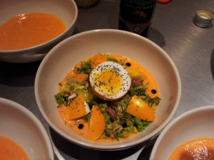 Oeuf au curcuma, julienne de scarole aux petits lardons et coulis de poivron rouge 2