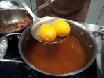 Oeufs cuits dans un bouillon au curcuma
