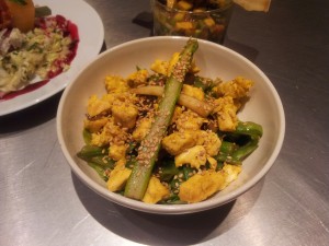 Salade de printemps, volaille, curcuma, pommes Granny