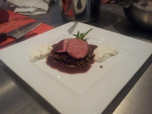 Saucisson lyonnais a la beaujolaise, lentilles au lard fume et cervelle de Canut