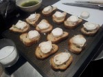 Tartines de chevre pretes a etre enfournees