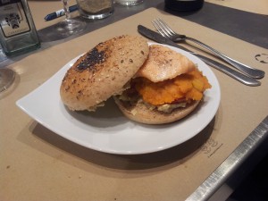 Burger de duo de saumon, patate douce, chorizo et condiment chevre frais, pomme verte et avocat