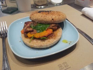 Burger de foie gras, bacon, potimarron, sirop d'erable, condiment oignons confits