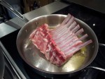 Carre d'agneau en cuisson sur l'os