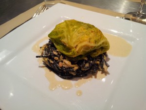 Chou farci aux langoustines, spaghettis a l'encre de seiche