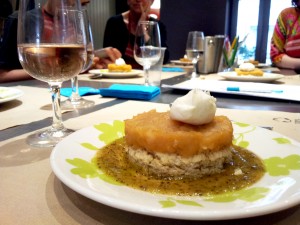 Compotee de pommes reinette sur biscuit noisette et coulis de kiwi 2