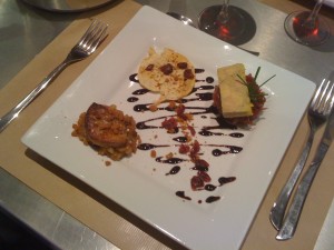 Duo de foie gras, chutney d'oignons, poires caramelisees et tuile salee