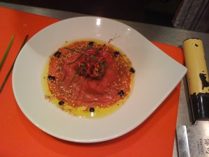 Faux ravioli 100 pour 100 boeuf cru aux condiments asiatiques et foie gras cru marine