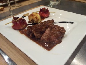 Filet de boeuf en basse temperature, aumoniere et sucette de pomme de terre au foie gras, jus d'oignons rouges au Martini 2