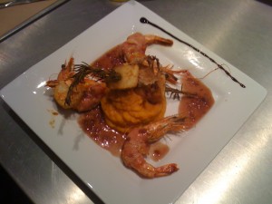 Gambas roties en habit de lard croustillant, brochette d'ananas et romarin, ecrasee de patate douce, jus de veau corse au vin rouge 2
