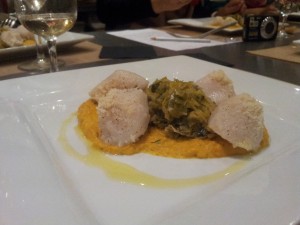 Noix de Saint Jacques en habit de parmesan, poireaux au beurre et creme de carotte au thym citron 2