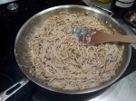 Nouilles japonaises, creme et condiment