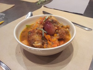 Osso bucco revisite, carottes et pois gourmands au piment d'Espelette, petits oignons rouges confits