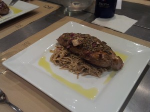 Pave de selle d'agneau en croute d'herbes, nouilles japonaises et condiment meridional