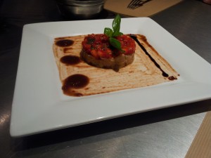 Tartare de thon au piment d'Espelette et wasabi, fraises au basilic 2