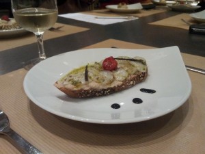 Tartine de puree de haricots blancs aux epices indiennes et Saint-Jacques marinees a l'huile d'olive, au citron vert
