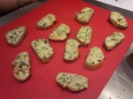 Tranches de pain toastees et tartinees au beurre d'ail