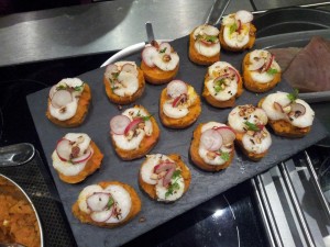 Tartines de gambas et caviar de potimarron aux noisettes