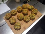 Cupcakes roquette, parmesan et coppa sortis du four et demoules