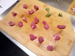 Filet mignon coupé en dés réguliers et piqués de romarin