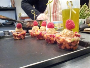 Tartare avocat, mangue et betterave - Pic de chèvre frais au graines de sésame dorées