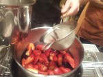 Sirop de vin verse sur les fraises