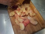 Pêches pelées et coupées