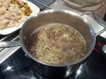 Bouillon, oignons, thym, thé et safran