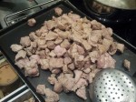 Dés de veau cuits et réservés