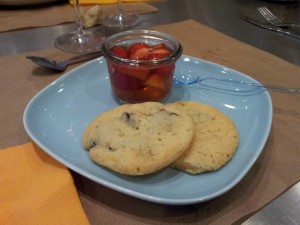 Soupe de fraise glacée au thé parfumé et biscuits vanillés au fruits séchés
