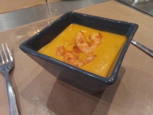 Veloute de potimarron a la creme de crustaces, gambas snackees et huile de noisette 2