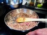 oignons et agneau en cuisson