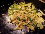 Tagliatelles de courgettes et amandes en cuisson