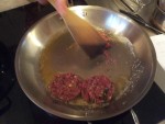 steak haché en cuisson