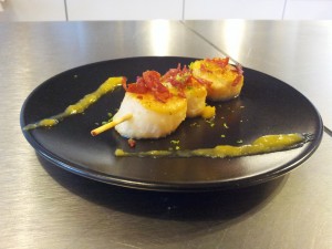 Brochette de Saint Jacques snackée au jus d'orange et coulis de mangue au chorizo 2